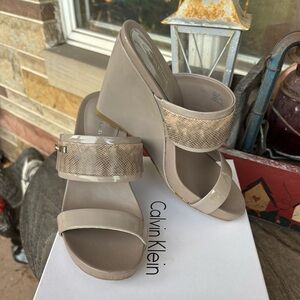 Calvin Klein‎ Omira Patent/Scale Python Mink/Sand Wedge Sandals